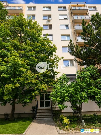 NA PREDAJ: zariadená garsónka s klímou v Ružinove