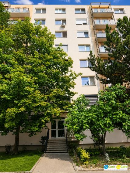 NA PREDAJ: zariadená garsónka s klímou v Ružinove. Pri rýchlom jednaní, možná dohoda na cene.
