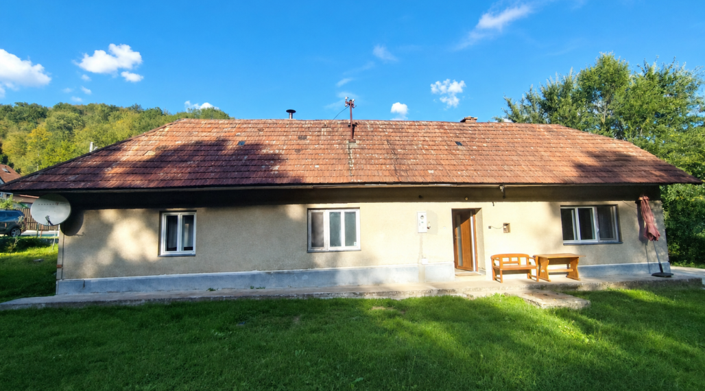 Útulný dom s obrovským 20-árovým pozemkom a potokom v náručí prírody (Prašník)